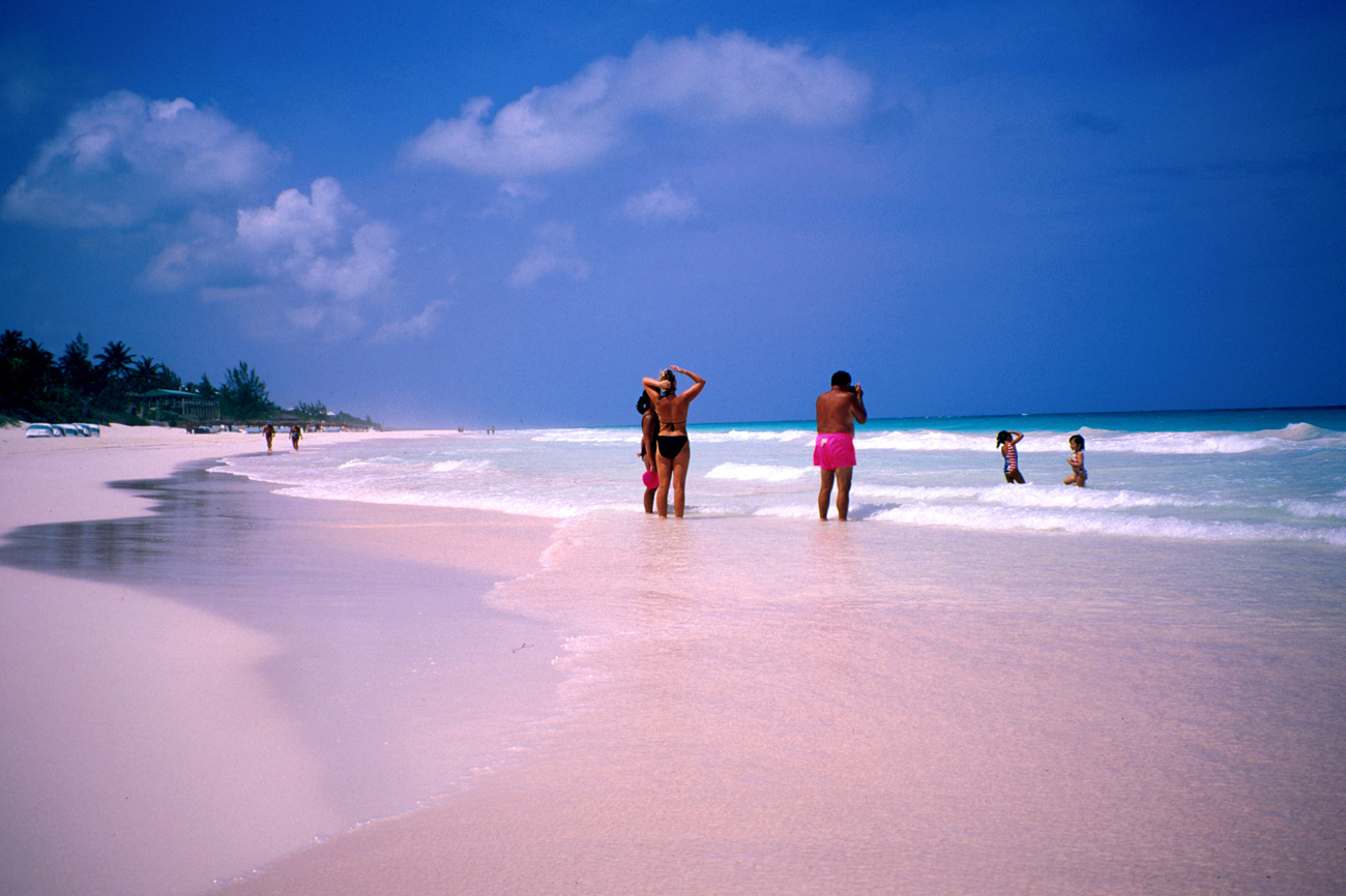 Розовый пляж Багамских островов Харбор