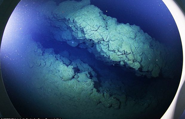 Ученые показали удивительные фото подводных вулканов