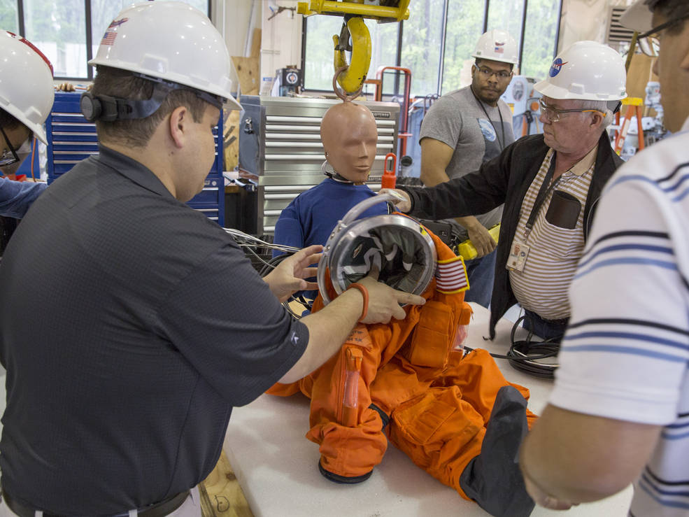 НАСА проводит краш-тесты капсулы для астронавтов с манекенами на борту