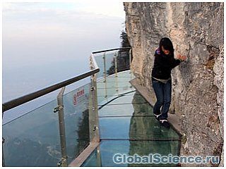 В Китае на склоне высокой горы соорудили стеклянную тропинку