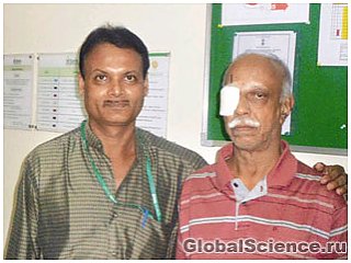В Индии врачи извлекли тринадцатисантиметрового червя из глаза пациента