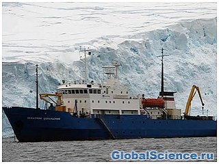 Китайский ледокол смог пробиться к засевшему во льдах «Академику Шокальскому».