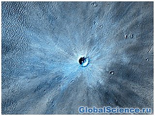 Місяць піддалася ударному падіння невеликого метеорита 