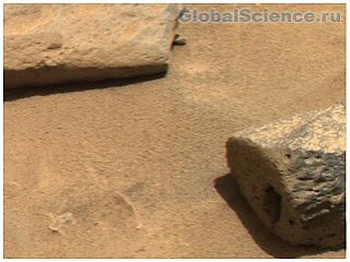 На Марсе найдены камни с прямоугольными отверстиями