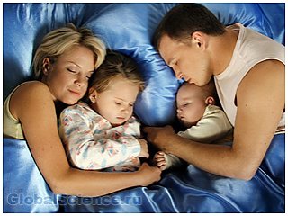 Психологи выясняют может ли ребенок спать с родителями