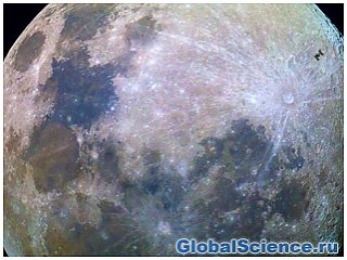 Астроном сделал редкие кадры на фоне луны