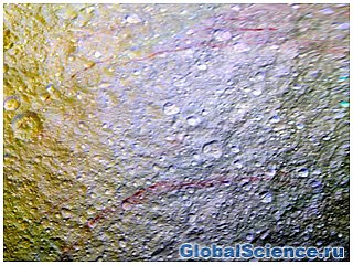 На поверхности спутника Сатурна нашли необычные красные линии