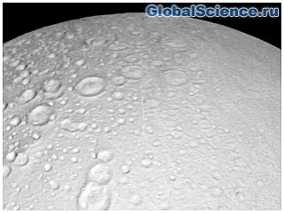 Cassini нашел снеговика на одном из спутников Сатурна