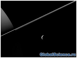 Кассини запечатлел Тефию в виде полумесяца на фоне колец Сатурна
