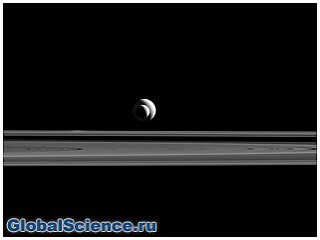 NASA представило удивительный снимок Тефии и Энцелада