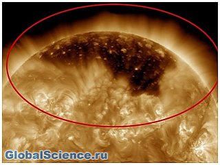 Массивная дыра на Солнце стала видна на полюсах Земли