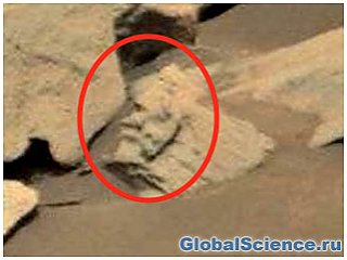 Уфолог нашел на Марсе маленькое лицо, выглядывающее из-за скалы